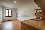 Pronájem, byt 1+kk, 20 m2, Jindřichův Hradec, náměstí Míru, cena 8437 CZK / objekt / měsíc, nabízí Reality Š&V s.r.o.
