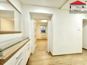 Prodej zrekonstruovaného bytu 2+1 (46,8 m2 + cca 9 m2 sklep), cena 5950000 CZK / objekt, nabízí 