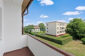 Pronájem prostorného a světlého bytu 3+1 s balkonem a velkou zahradou v klidné lokalitě Kostelec nad Černými lesy, Dvouletky 777, cena 20000 CZK / objekt / měsíc, nabízí 