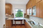 Pronájem prostorného a světlého bytu 3+1 s balkonem a velkou zahradou v klidné lokalitě Kostelec nad Černými lesy, Dvouletky 777, cena 20000 CZK / objekt / měsíc, nabízí 