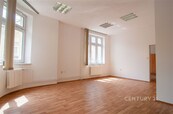 74 m2 komerčních prostor či kanceláří se zdravým sousedstvím - doslova, cena 14000 CZK / objekt / měsíc, nabízí 