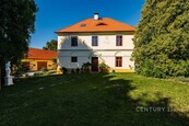Prodej unikátní usedlosti s atmosférou a pozemkem o 2031 m2 v obci Janov, cena 15860000 CZK / objekt, nabízí Century 21 Synergy