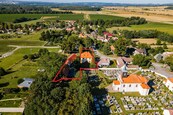 Prodej unikátní usedlosti s atmosférou a pozemkem o 2031 m2 v obci Janov, cena 15860000 CZK / objekt, nabízí