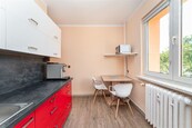 Kousek od centra a zároveň v klidné části obklopeni zelení, to je bydlení v družstevním bytě 3+1 (55m2) na ulici Kpt. Jaroše - Orlová, cena 1590000 CZK / objekt, nabízí