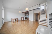 Výjimečný mezonetový byt 4+kk s terasou, balkonem a velkorysým prostorem PrahaKolovraty, cena 15000000 CZK / objekt, nabízí Century 21 Synergy