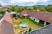 Rodinný dům 5+KK s rozlehlým hospodářstvím | Těškovice u Onšova, Vysočina | Dům 154 m2 | Sklep 22 m2 | Hospodářské stavby | Pozemky 10 669 m2, cena 6500000 CZK / objekt, nabízí 