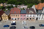 Prodej zrekonstruovaného rodinného domu o třech bytových jednotkách na náměstí města Úpice, cena 5890000 CZK / objekt, nabízí 
