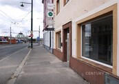 Pronájem obchodních prostor / showroomu, 61 m2 + zázemí, Šumavská 6, Plzeň - u hlavního nádraží, cena 50000 CZK / objekt / měsíc, nabízí Century 21 Synergy