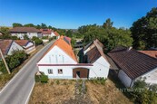 Rodinný dům s uzavřeným dvorem a pozemkem 4 742 m2 - Chlebov u Soběslavi, cena 10970000 CZK / objekt, nabízí 
