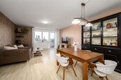 Prodej prostorného světlého bytu 3+kk 90 m2 s balkónem 18 m2, sklepem 4 m2 a garážovým parkovacím stáním, Praha - Háje, cena 14210000 CZK / objekt, nabízí Century 21 Synergy