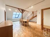 GLJ Partners nabízí k pronájmu prostorný a světlý mezonetový byt 4+1 s terasou a sklepem na Praze 3, cena 65000 CZK / objekt / měsíc, nabízí GLJ Partners