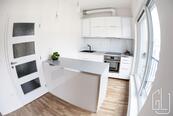 Moderní a světlý byt 2+kk s vestavěnými skříněmi a plně vybavenou kuchyní, cena 24990 CZK / objekt / měsíc, nabízí 