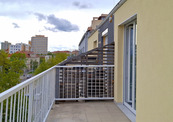 Pronájem bytu 1+kk s terasou, ulice Hartigova, Praha 3, po kompletní rekonstrukci, klimatizace, cena 17500 CZK / objekt / měsíc, nabízí Altoja Living, s.r.o.