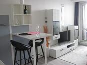 Pronájem slunného a plně vybaveného bytu 1-kk, 23 m2 s lodžií 4 m2 - Praha 8 Kobylisy, cena 14500 CZK / objekt / měsíc, nabízí 