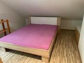 pronájem samostatné poloviny rodinného domu s vlastním vchodem, cena 16000 CZK / objekt / měsíc, nabízí 