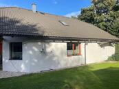 pronájem samostatné poloviny rodinného domu s vlastním vchodem, cena 16000 CZK / objekt / měsíc, nabízí 