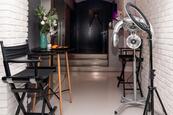 Přenechání zavedeného kosmetického salonu, 136 m2, Praha 2, Nové Město, cena 28500 CZK / objekt / měsíc, nabízí 