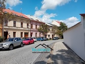 Prodej činžovní dům 3 bytové jednotky, garáž, bazén , vinárna v historické části města Kroměříž, cena 14999000 CZK / objekt, nabízí 