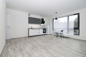 Nabízíme pronájem zánovního zděného bytu 2+kk s balkónem a parkovacím stáním u centra Jihlavy, cena 16500 CZK / objekt / měsíc, nabízí 