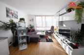 Světlý klimatizovaný byt s lodžií na Novém náměstí v Uhříněvsi o dispozici 2kk, cena 8670000 CZK / objekt, nabízí REALITY EU