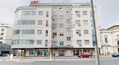 Pronájem obchodních prostor od 83 m2 v UL centrum, s možností parkování