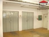 Nabízíme k pronájmu suchý, vytápěný sklad o velikosti 435 m2 v Praze 9, cena 79715 CZK / objekt / měsíc, nabízí I.E.T. Reality s.r.o. Praha