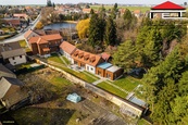 Prodej venkovské usedlosti se třemi domy a velkou zahradou v Rynholci na Křivoklátsku, Středočeský kraj, cena cena v RK, nabízí I.E.T. Reality s.r.o. Praha