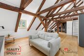 Nádherný atypický byt s půdní vestavbou, cena cena v RK, nabízí Realityspolu