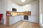 Byt 3+kk se 2 balkóny, 2 parkovacími stáními a možností převodu do osobního vlastnictví, cena cena v RK, nabízí 