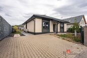 PRODEJ MODERNÍHO BUNGALOVU 4+KK S PERGOLOU A ZAHRADNÍM DOMKEM NECHANICE, cena 9690000 CZK / objekt, nabízí Realityspolu