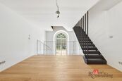 Úchvatný byt loftového typu se dvěma galeriemi a koupelnami, cena 10405600 CZK / objekt, nabízí 