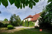 Prodej domu v klidné části Hostivic, 1000m2 + 2969m2 pozemek, vhodné pro bydlení i podnikání, cena cena v RK, nabízí Realityspolu