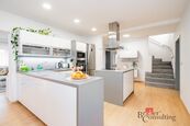Prodej RD 154m2, FVE+tepelné čerpadlo +17,5kW baterie, garáž, wellnes, pozemek 708m2, Praha Dolní , cena 26900000 CZK / objekt, nabízí Realityspolu