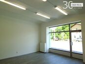Pronájem kanceláře po rekonstrukci (ul. Komenského, 40 m2), cena 5000 CZK / objekt / měsíc, nabízí 
