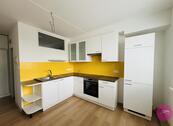 Pronájem bytu 2+1 se dvěmi lodžiemi na ulici Železniční v Olomouci- Chválkovicích, cena 15000 CZK / objekt / měsíc, nabízí 