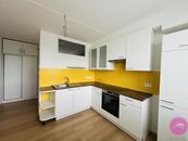 Pronájem bytu 2+1 se dvěmi lodžiemi na ulici Železniční v Olomouci- Chválkovicích, cena 15000 CZK / objekt / měsíc, nabízí