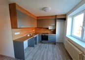 Pronájem zrekonstruovaného bytu 3+1 s balkonem a garáží, Dolní Loučky, cena 20000 CZK / objekt / měsíc, nabízí 