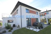 Samostatný RD k prodeji 5+kk s terasou, 170 m2, zahrada 703 m2, Vysoký Újezd, ul. Na panském, cena 16990000 CZK / objekt, nabízí