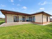 Rodinný dům 5+kk/G, bungalov, 213 m2, pozemek 1642 m2, Trnová, okr. Praha-západ, cena 50000 CZK / objekt / měsíc, nabízí ASTONE Reality
