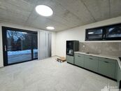 Pronájem bytu 2+kk s terasou a zahradou, rozhraní Houbová a Hlavní ul., Horní Jirčany, cena 24000 CZK / objekt / měsíc, nabízí 