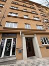 Pronájem bytu 2+1, (resp. s halou jako 3+1), 5. patro, nám. Jiřího z Lobkovic, Praha 3 - Vinohrady, cena 25000 CZK / objekt / měsíc, nabízí Miroslava Zemanová