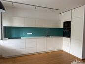 Pronájem zrekonstruovaného a zařízeného bytu 74 m2 s lodžií a garáží v domě, Dolákova, P8 - Bohnice, cena 26000 CZK / objekt / měsíc, nabízí Miroslava Zemanová