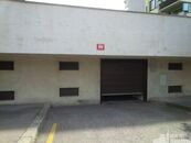 Garážové stání 16,7m2 v Podolí za vraty na dálkové ovládání., cena 3500 CZK / objekt / měsíc, nabízí Miroslava Zemanová