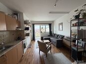 Světlý byt na rozhraní Vršovic a Vinohrad, 2+kk, 54 m2 + krásný balkon 4 m2, Estonská, P-10, cena 25000 CZK / objekt / měsíc, nabízí Miroslava Zemanová