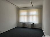 Kvalitní kancelář 25,8 m2, v admin. objektu s nepřetržitou recepcí, u metra, Rumunská ul., Praha 2, cena 6970 CZK / objekt / měsíc, nabízí Miroslava Zemanová