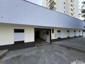Garážové stání 16,7m2 v Podolí za vraty na dálkové ovládání., cena 3500 CZK / objekt / měsíc, nabízí Miroslava Zemanová