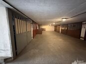 Garážové stání 16,7m2 v Podolí za vraty na dálkové ovládání., cena 3500 CZK / objekt / měsíc, nabízí Miroslava Zemanová