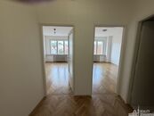 Pronájem pěkného bytu s úžasným výhledem na Hrad, 2+1, Malá Strana, P-1, cena 27500 CZK / objekt / měsíc, nabízí Miroslava Zemanová