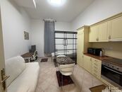 Nadstandardně kompletně zařízený byt 1+kk ,41 m2, parking, Italská, P-2/bez provize, cena 900 EUR / objekt / měsíc, nabízí Miroslava Zemanová