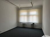 Pronájem dvou propojených kanceláří, každá s vlastním vstupem, 24 a 32 m2, v AB u metra, P- 2, cena 15652 CZK / objekt / měsíc, nabízí Miroslava Zemanová